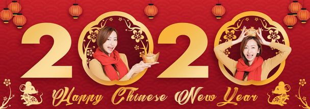 Μια νεαρή Ασιάτισσα γιορτάζει για την Κινέζικη Πρωτοχρονιά. Κινεζικό κείμενο - Φωτογραφία, εικόνα
