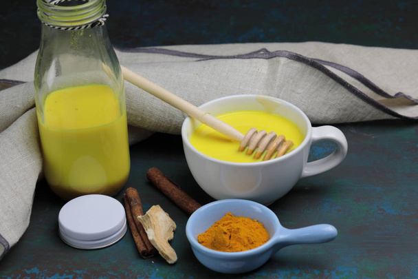 Latte de cúrcuma, leche de oro o el anti-inflamatorio Indian Hald
 - Foto, imagen