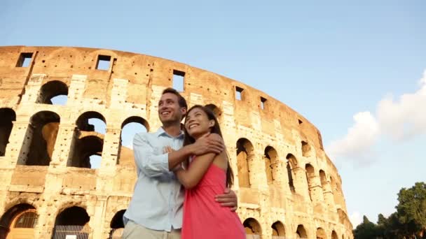 Couple on travel vacation, Coliseum, Rome - Séquence, vidéo
