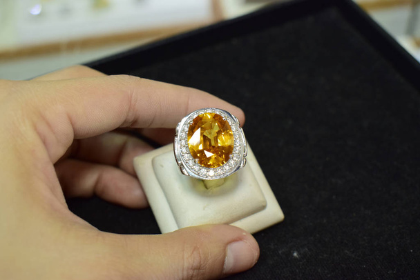Diamantový prsten, luxusní snubní prsten, drahý - Fotografie, Obrázek