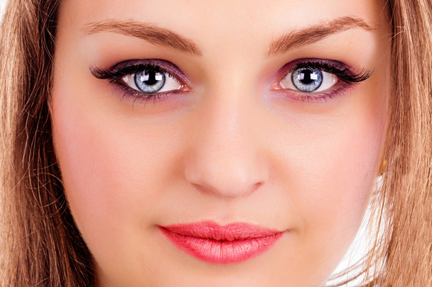 tvář krásné mladé ženy s modrýma očima - Fotografie, Obrázek
