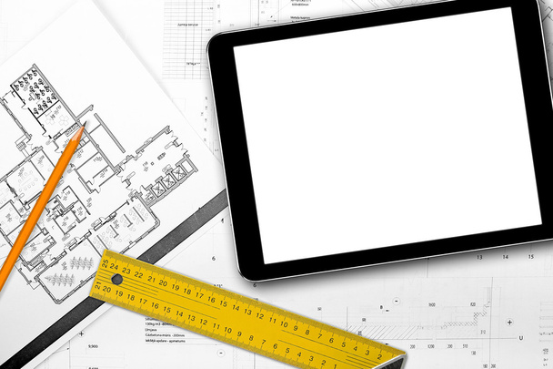 tableta en blanco y herramientas en los planos del proyecto de la casa
 - Foto, Imagen
