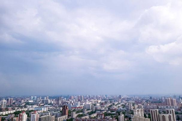 Letecký pohled na krajinu ve velkém městě s vysokými domy a  - Fotografie, Obrázek