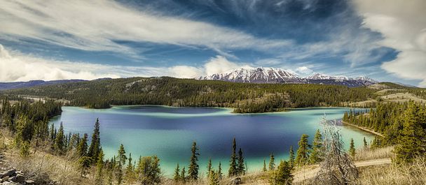 Panorama del Lago Esmeralda, Se encuentra en el Territorio del Yukón de Canadá
 - Foto, imagen