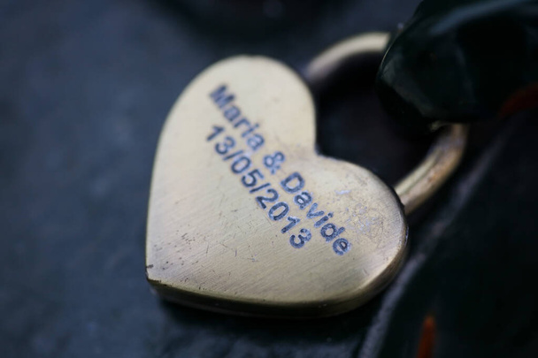 Καρδιά κλειδαριά με ονόματα σε Amsterdam μακροεντολή φόντο υψηλής ποιότητας - Φωτογραφία, εικόνα