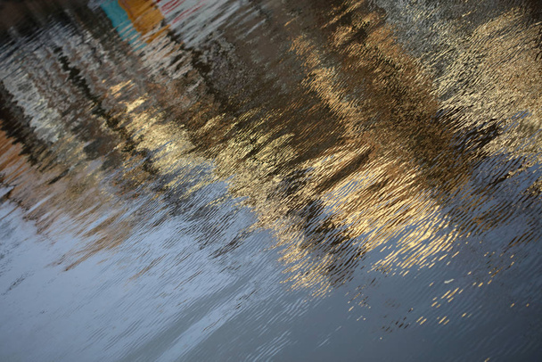 Reflexión de los edificios sobre el agua del canal impresión de alta calidad
 - Foto, imagen