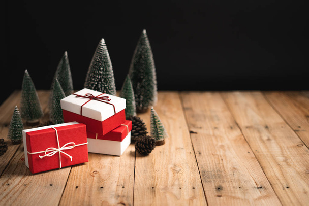 Vánoční dárek - borovicové šišky a větve na dřevě - Fotografie, Obrázek