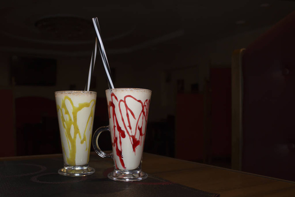 Два склянки з молочним коктейлем на столі в кафе
. - Фото, зображення