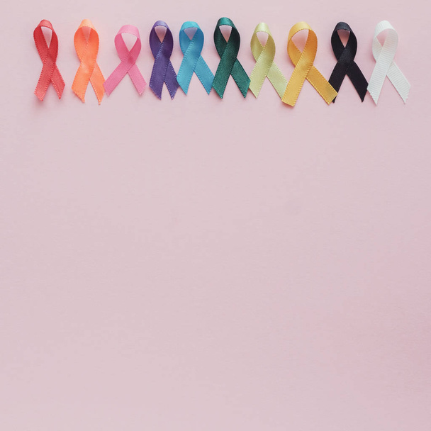 barevné stuhy na růžovém pozadí, povědomí o rakovině, svět může - Fotografie, Obrázek
