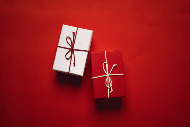 Різдвяний подарунок Соснові шишки і гілки На дереві
 - Фото, зображення