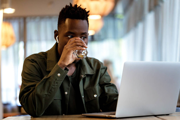 african american man using computer - Φωτογραφία, εικόνα