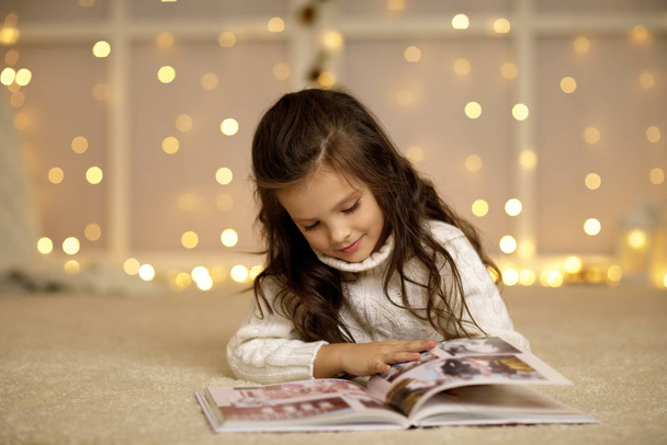 child girl is reading book - Фото, зображення