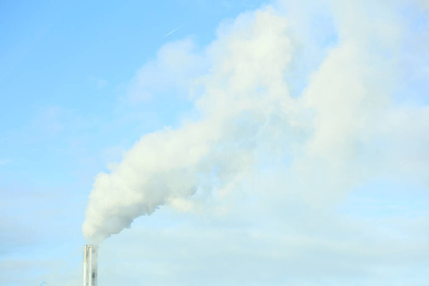 Industriële rook in de blauwe lucht achtergrond hoge kwaliteit prints - Foto, afbeelding
