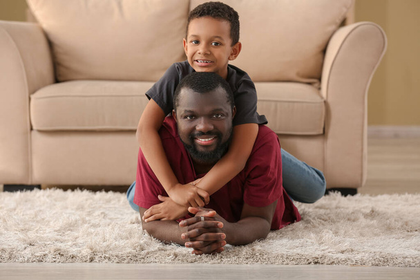 Retrato del hombre afroamericano y su hijito en casa
 - Foto, Imagen