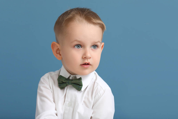 Porträt des stilvollen kleinen Jungen auf farbigem Hintergrund - Foto, Bild