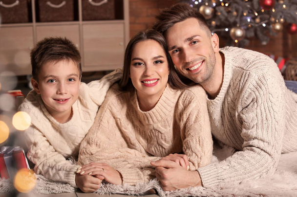 ευτυχισμένη οικογένεια στο σπίτι, την παραμονή των Χριστουγέννων - Φωτογραφία, εικόνα
