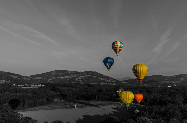 Renkli sıcak hava balonları griye dönüyor - Fotoğraf, Görsel