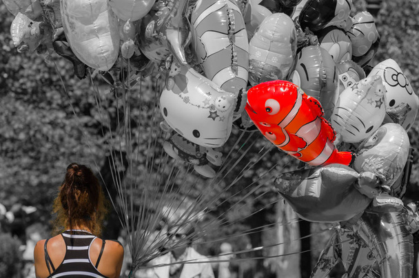 Frau und ein bunter Luftballon mit grauen - Foto, Bild