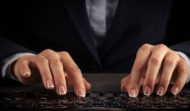 Woman typing on keyboard - Фото, изображение
