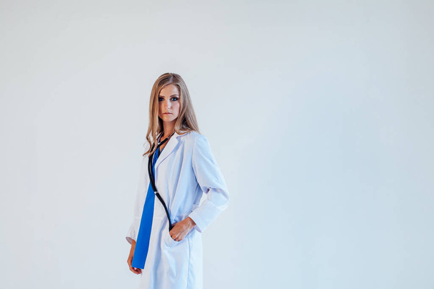 Portret van een vrouwelijke arts in ziekenhuisbehandeling - Foto, afbeelding