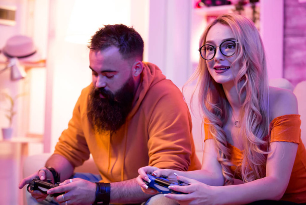 Ragazzo premuroso durante la riproduzione di giochi online con hig bella fidanzata
 - Foto, immagini