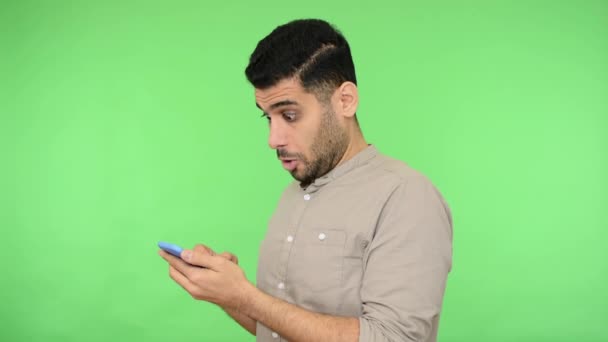 side view of shocked handsome blogger young adult man using smartphone and watching video with amazed face  - Séquence, vidéo