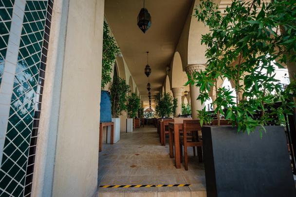 Όμορφη καλοκαιρινή βεράντα του εστιατορίου ανοιχτού τύπου - Φωτογραφία, εικόνα