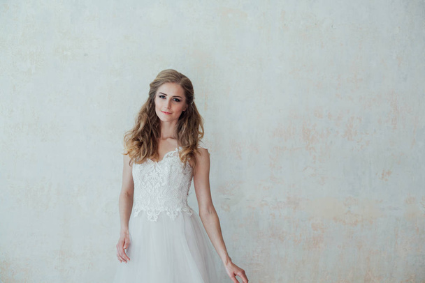 красивая невеста позирует свадебная прическа и платье
 - Фото, изображение