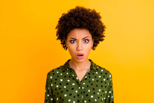 No way. Astonished afro american girl look hear incredible novelty dont believe scream wear stylish clothing isolated over vibrant color background - Foto, Imagen