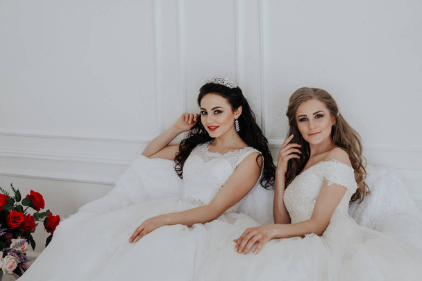 ホワイト ホールの結婚式で 2 人の若い女性の肖像画のドレスします。 - 写真・画像