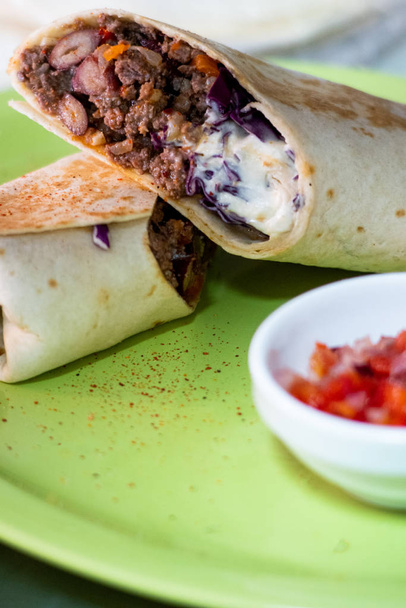 Burritos mit Rindfleisch und Gemüse. Beef Burrito, mexikanisches Essen. - Foto, Bild