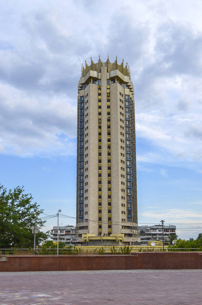 Hotel Kazahsztán. Ez egy híres történelmi emlékmű központjában Almaty város. 1977-ben épült. Almatia legmagasabb épülete 2008-ig. - Fotó, kép
