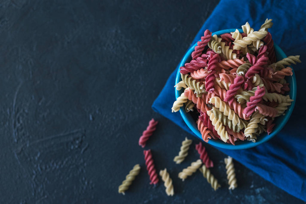 kasvissyöjä pasta tumma klassinen sininen tausta kopioi tilaa
 - Valokuva, kuva