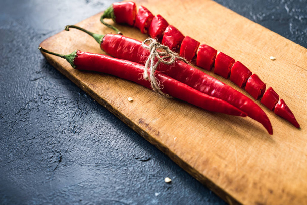 Piros chili paprika közelkép klasszikus kék háttér másolási hely - Fotó, kép