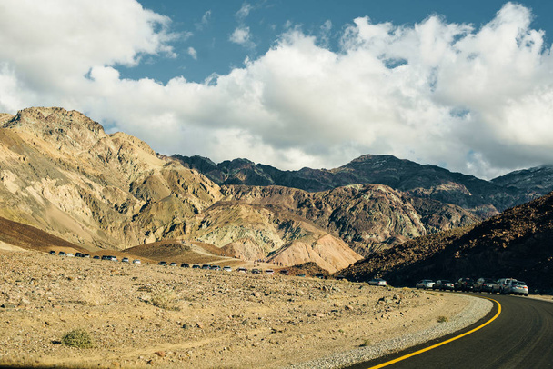 アーティストに沿ってカラフルな岩は、カリフォルニア州デスバレー国立公園のアーティストパレットとして知られているドライブ - 写真・画像