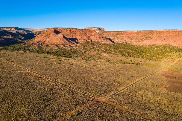 Vista superior de carreteras en el campo, cerca de la ciudad de Colorado. Punto de Cottonwood. Cielo del atardecer, naranja, rojo, montañas. Arizona, Estados Unidos
 - Foto, imagen