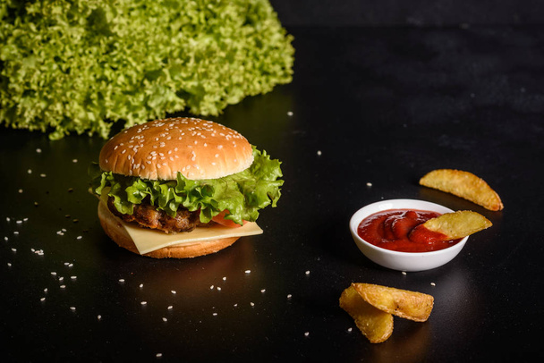 Sabrosa hamburguesa casera a la parrilla con ternera, tomate, queso, pepino y lechuga
 - Foto, Imagen