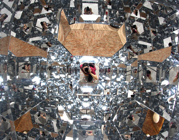 fotógrafo con mil espejos mientras ejecuta un temporizador
 - Foto, Imagen