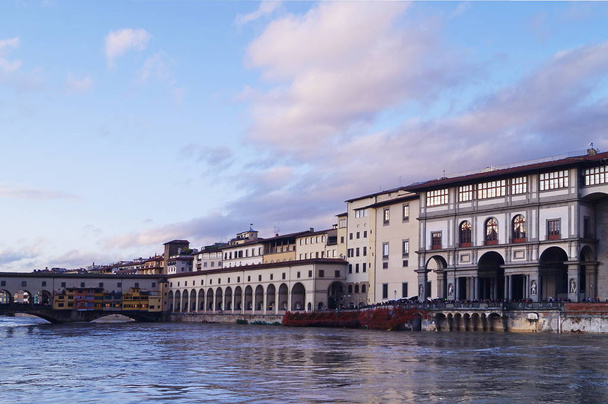 Il fiume Arno a Firenze, Italia
 - Foto, immagini