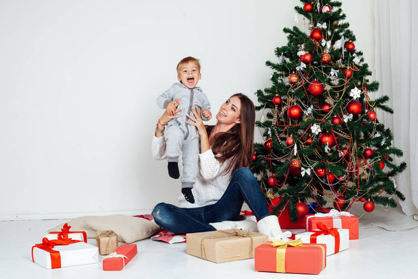 regali aperti madre e figlio a Natale e Capodanno
 - Foto, immagini