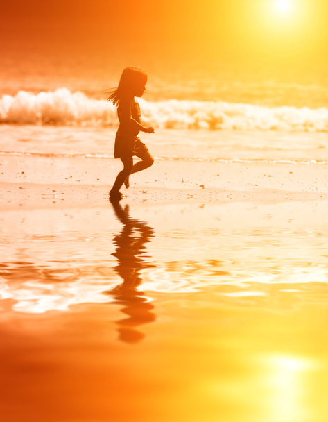 Girl running at sunset - Foto, Imagen