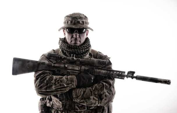 Armee Special Forces Soldat isoliert Studio schießen - Foto, Bild