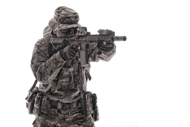 Ejército de infantería apuntando rifle de servicio de rodaje de estudio
 - Foto, imagen