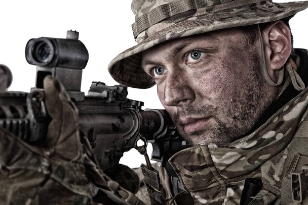 Κοντινό πλάνο πορτρέτο του στρατιώτη με στόχο τουφέκι - Φωτογραφία, εικόνα