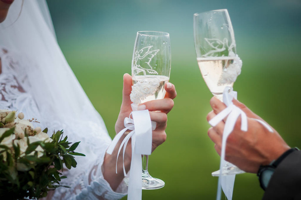 mariée et marié serrer des verres avec du champagne
 - Photo, image