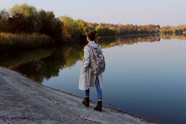 Gölün kenarında yürüyen genç bir kızın tam boy portresi. İnsanlar, doğa, seyahat kavramı. - Fotoğraf, Görsel