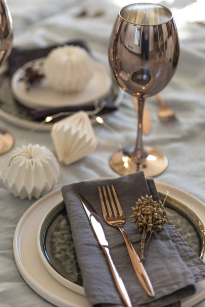 Cenário de mesa de Natal com placas de cerâmica de grés e decorações de origami
 - Foto, Imagem