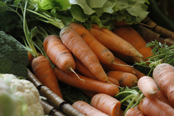 zanahorias y otras verduras en el mercado - Foto, immagini