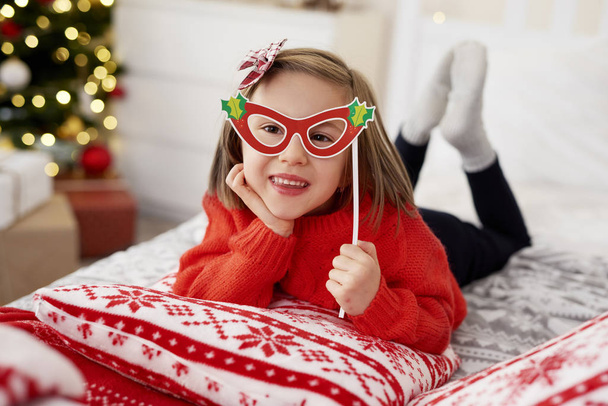 Πορτρέτο του παιχνιδιάρικο κορίτσι σε χριστουγεννιάτικη μάσκα  - Φωτογραφία, εικόνα