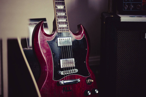 Вінтажна червона гітара Gibson sg - Фото, зображення